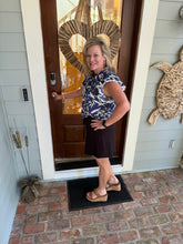 Load image into Gallery viewer, Array Oddi Leaf Printed Flutter Sleeve Top