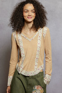 POL V-Neck Floral Patch Ribbed Top