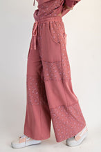 Load image into Gallery viewer, Easel Flower Printed Terry Washed Pants
