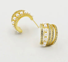 Load image into Gallery viewer, Array Treasure Jewels Gaia Pearly Earrings
