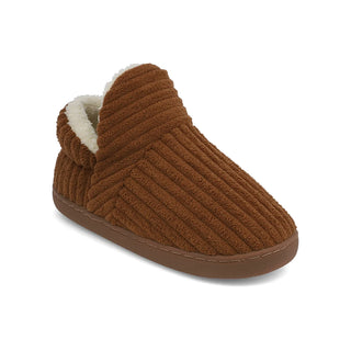 A slipper with a ribbed texture in cognac color, featuring a plush lining and flat sole.