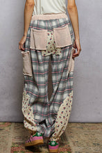 Load image into Gallery viewer, POL Textured Plaid Double Gauze Shirring Jogger Pants
